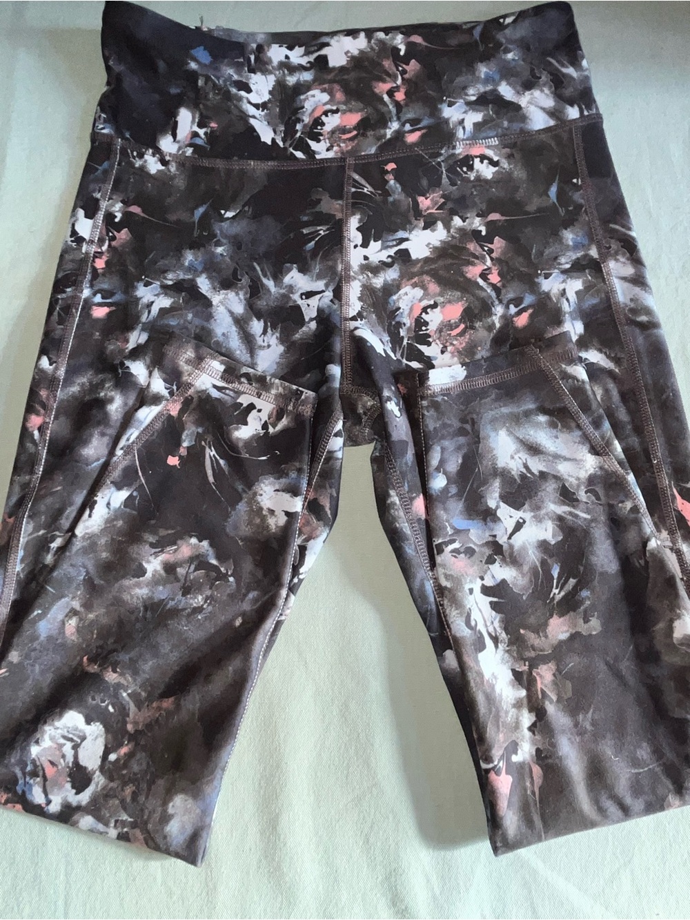 Marika Black and blue pink Abstract Print Capri Leggings